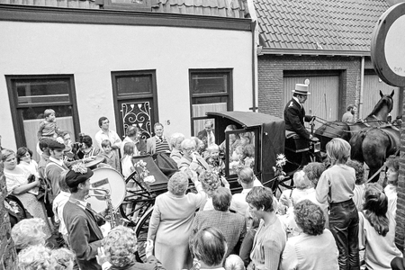 830220 Afbeelding van de rijtour per koets van pastor Huiskamp door het Lange Rozendaal te Utrecht. De rijtour was de ...